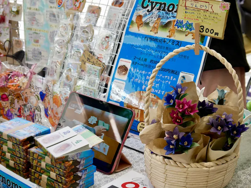 川西市役所で週に一度オープンするみんなの店 雑貨やエコクラフトで作ったリンドウなど