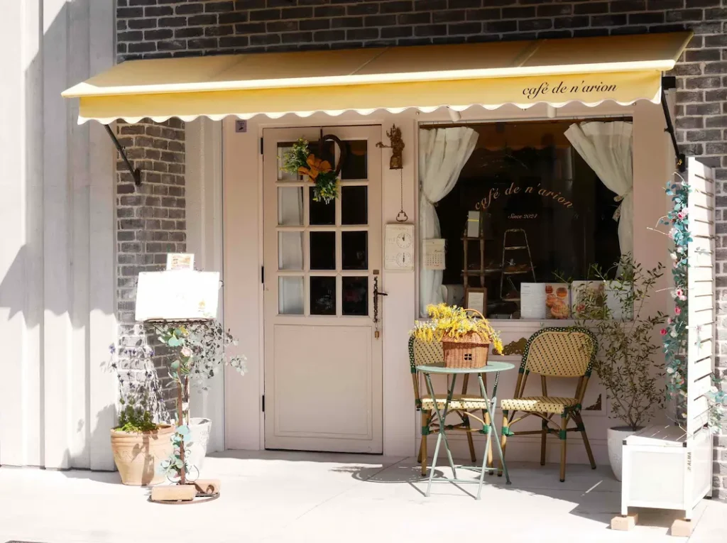 川西市『カフェドナリオン』の外観 路地裏に佇む可愛いお店