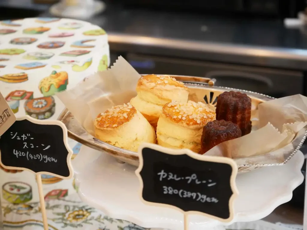 川西市『カフェドナリオン』 スコーンやカヌレなども購入可能