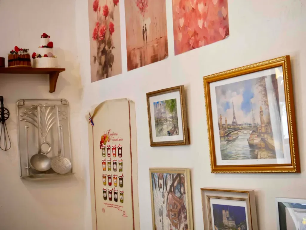 川西市『カフェドナリオン』店内 ヨーロッパで収集された雑貨が並ぶ