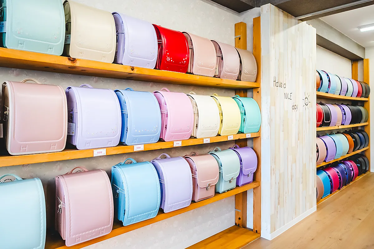 豊中｜軽くて丈夫！こだわりが詰まった【カザマランドセル】マーメイド柄や鉄道コラボなど約120種類のランドセルを見て体験できるショールーム