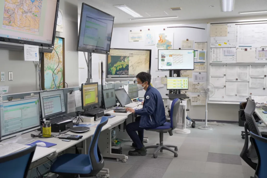 神戸気象台　現業室