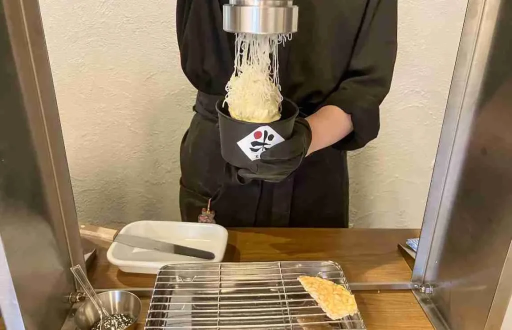 米と米京都祇園店の店員さんがモンブランを作っている場面