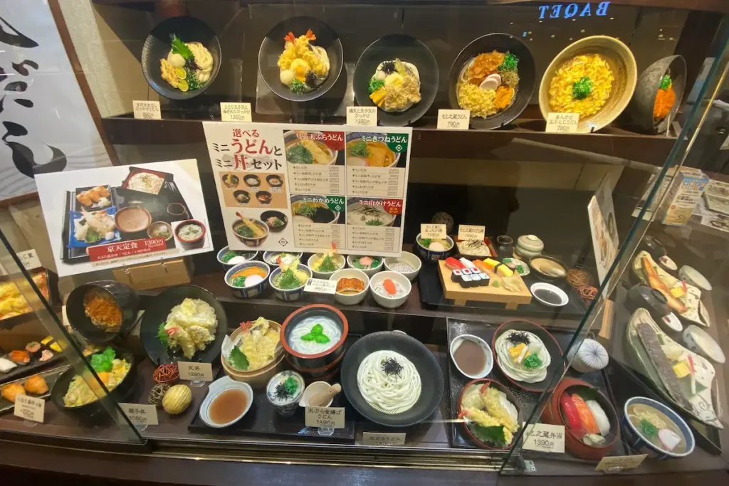 ショーケースに並ぶメニューの食品サンプル