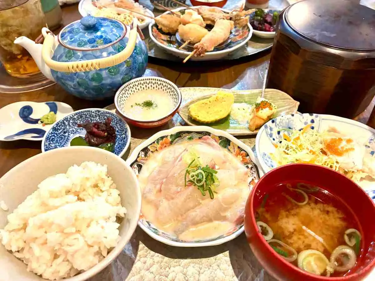 【高槻】鯛めし食べ放題ランチが評判｜夜は創作串揚げ｜コース料理があり接待や法事にも