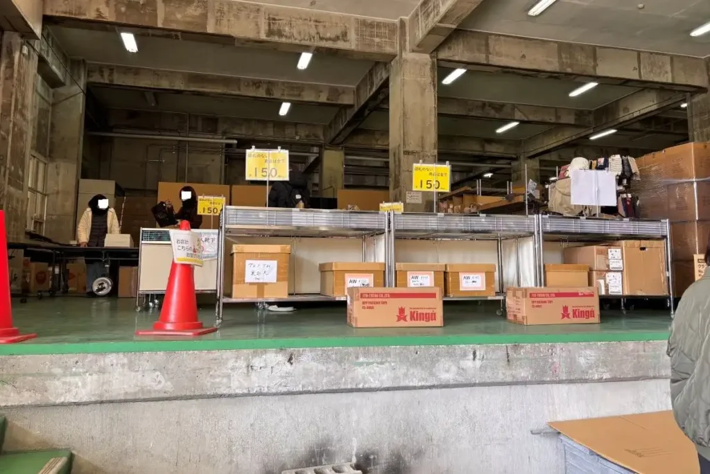 アシスト物流センター　セール会場