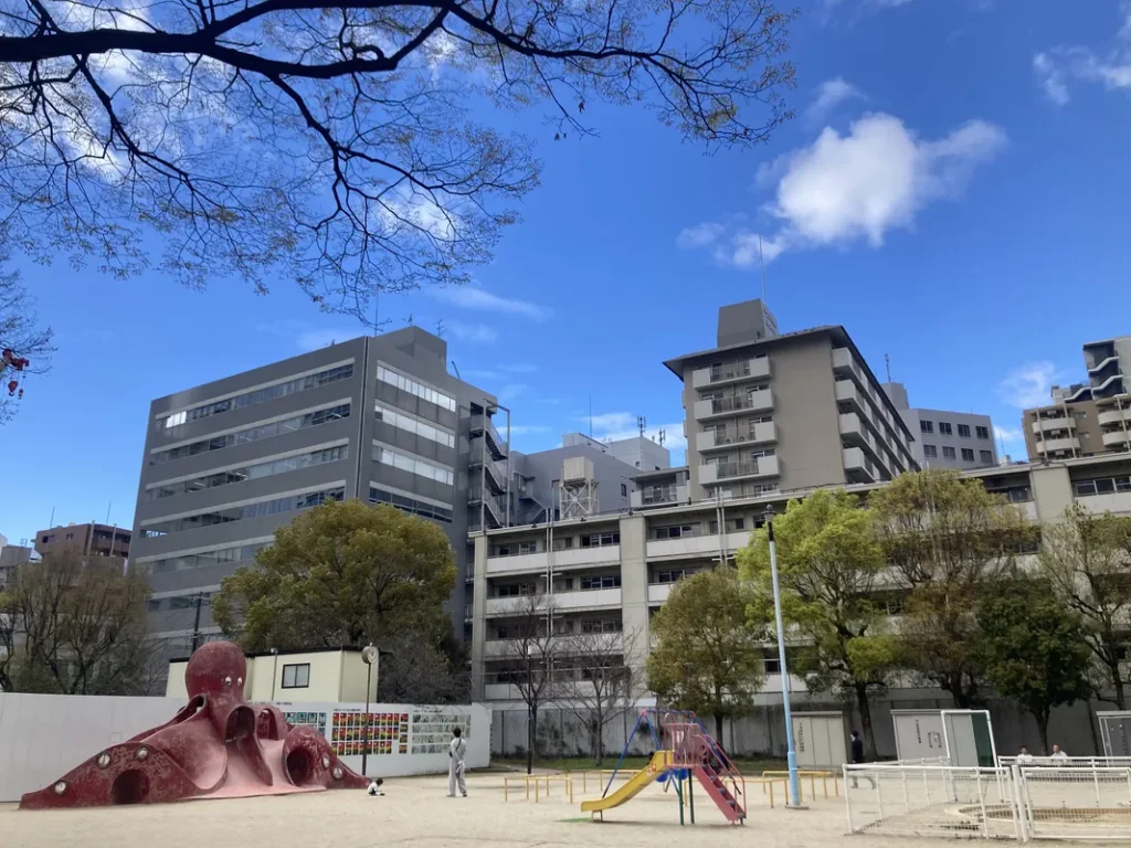 パン屋さん「Liben -bake mart-」斜め前のタコ公園