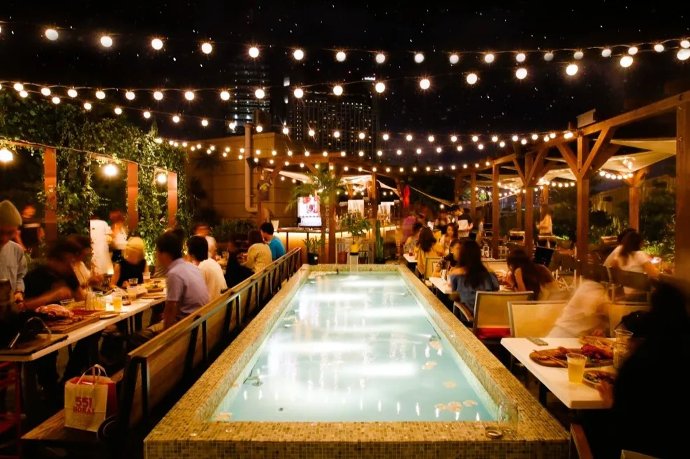 なんばパークス最上階の都市型BBQビアガーデン「ルーフトップBBQ」、2026年は3月20日にオープン