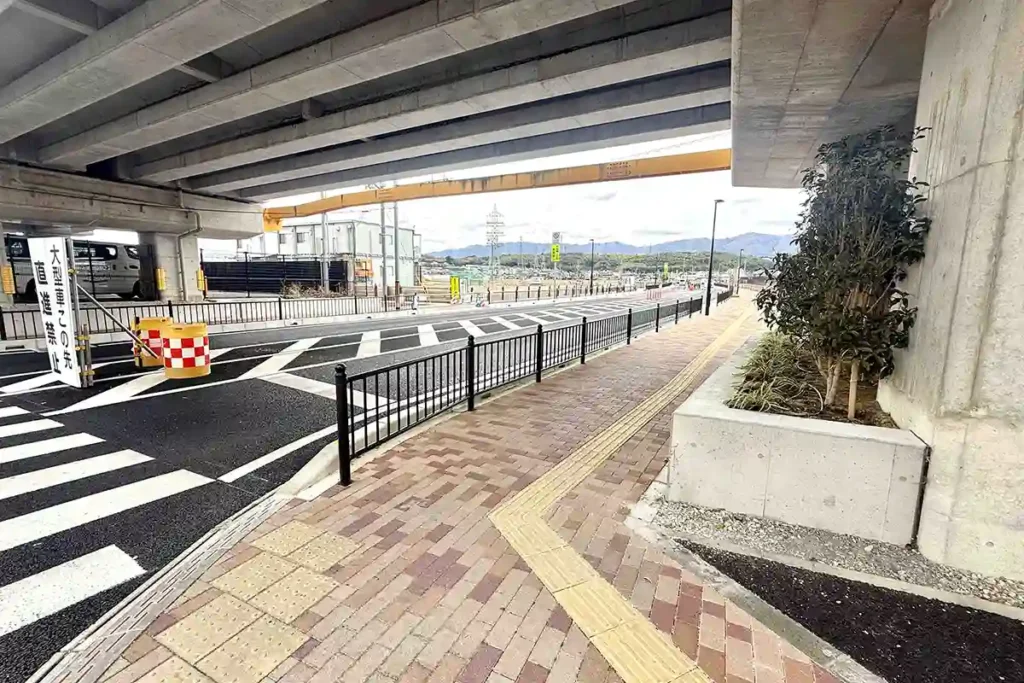 店舗への経路（ガードをくぐる）