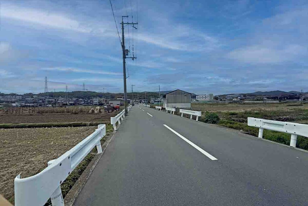 店舗への経路（田畑の道）
