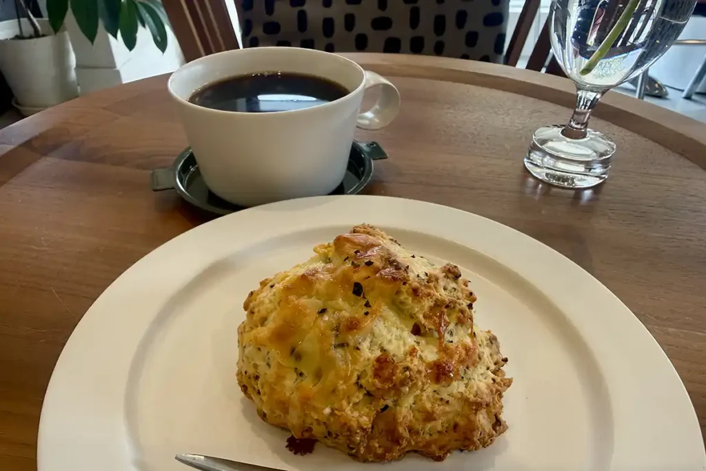 マラマプレイスのバジルちりめん＆モッツァレラチーズのスコーン