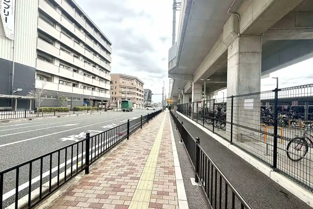 店舗への経路（線路沿いを南）