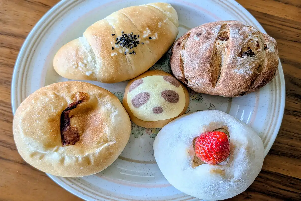 川西市・まんぷくパン3周年！人気パンが100円に