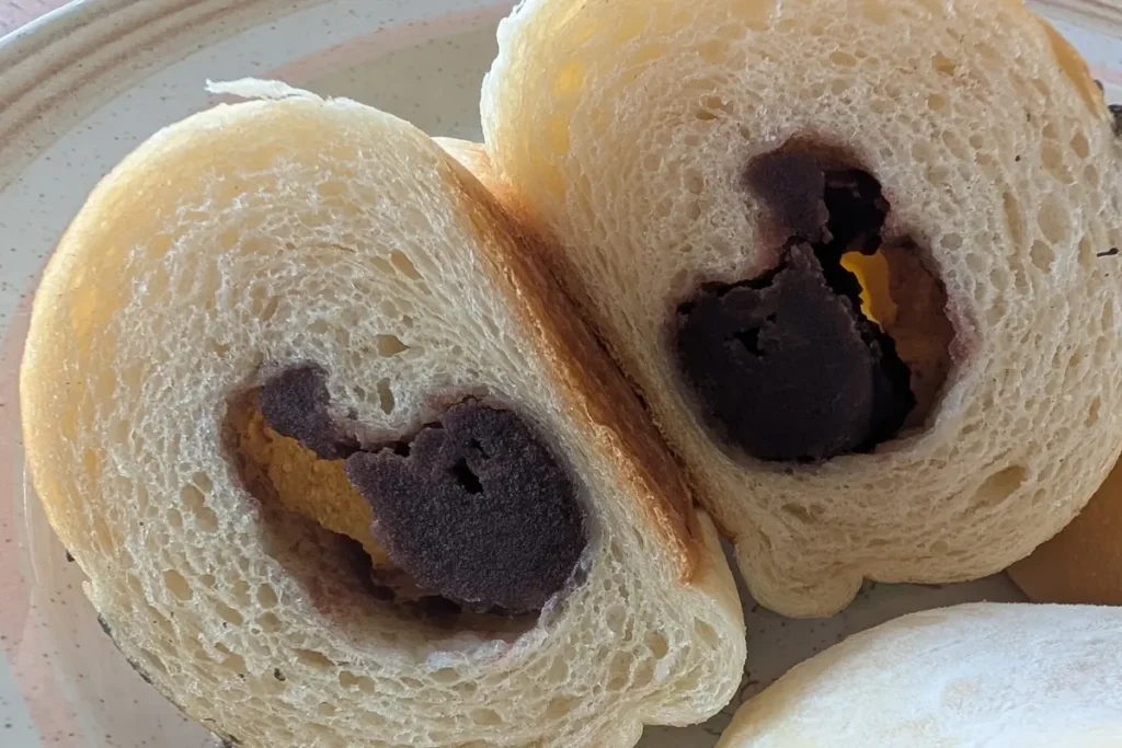 あん塩バターロール断面