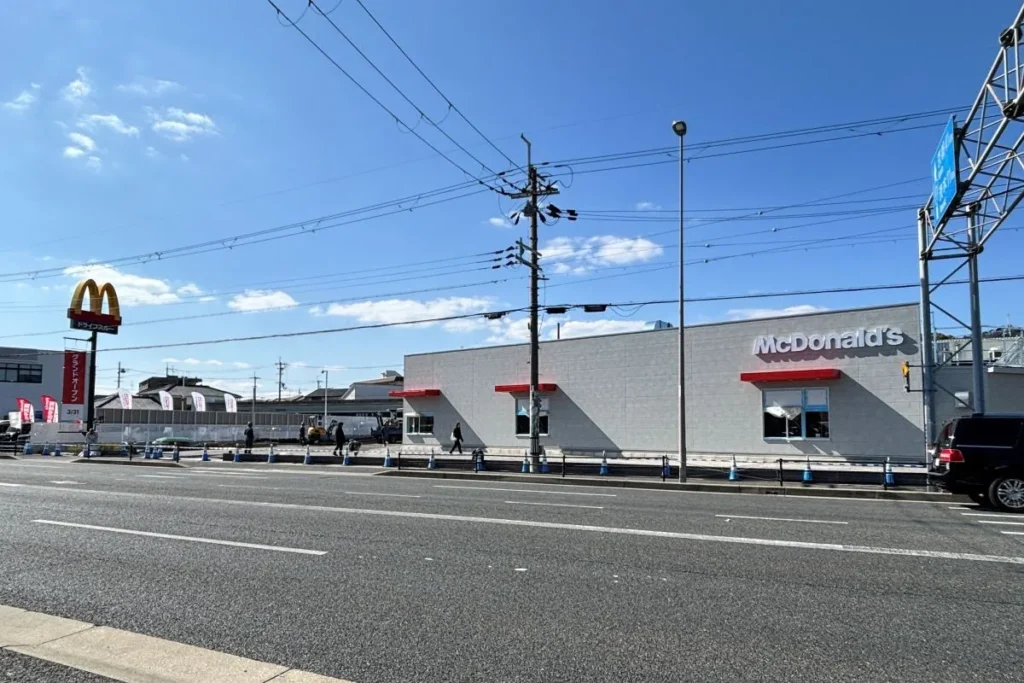 マクドナルド箕面牧落店 外観 稲2丁目交差点