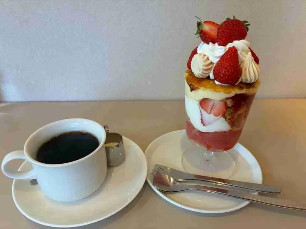 mikaku 生いちごブリュレのパフェ とコーヒー