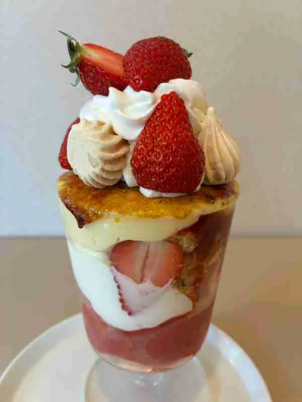 mikaku 生いちごブリュレのパフェ