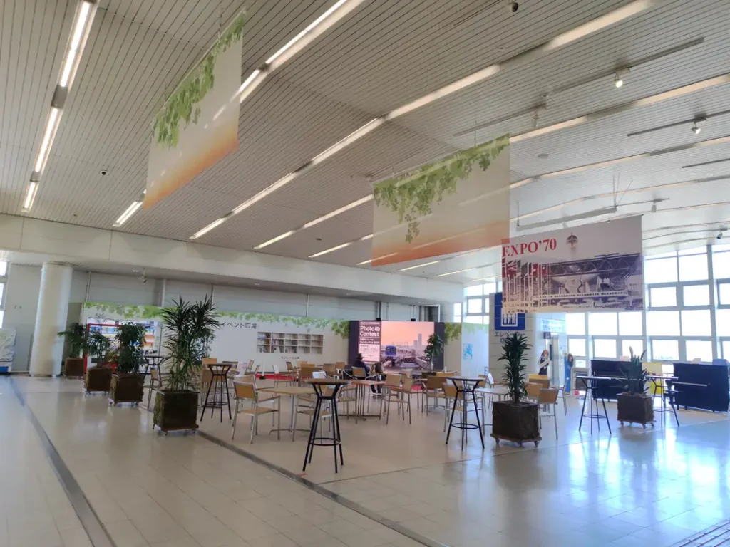 万博記念公演駅コンコース