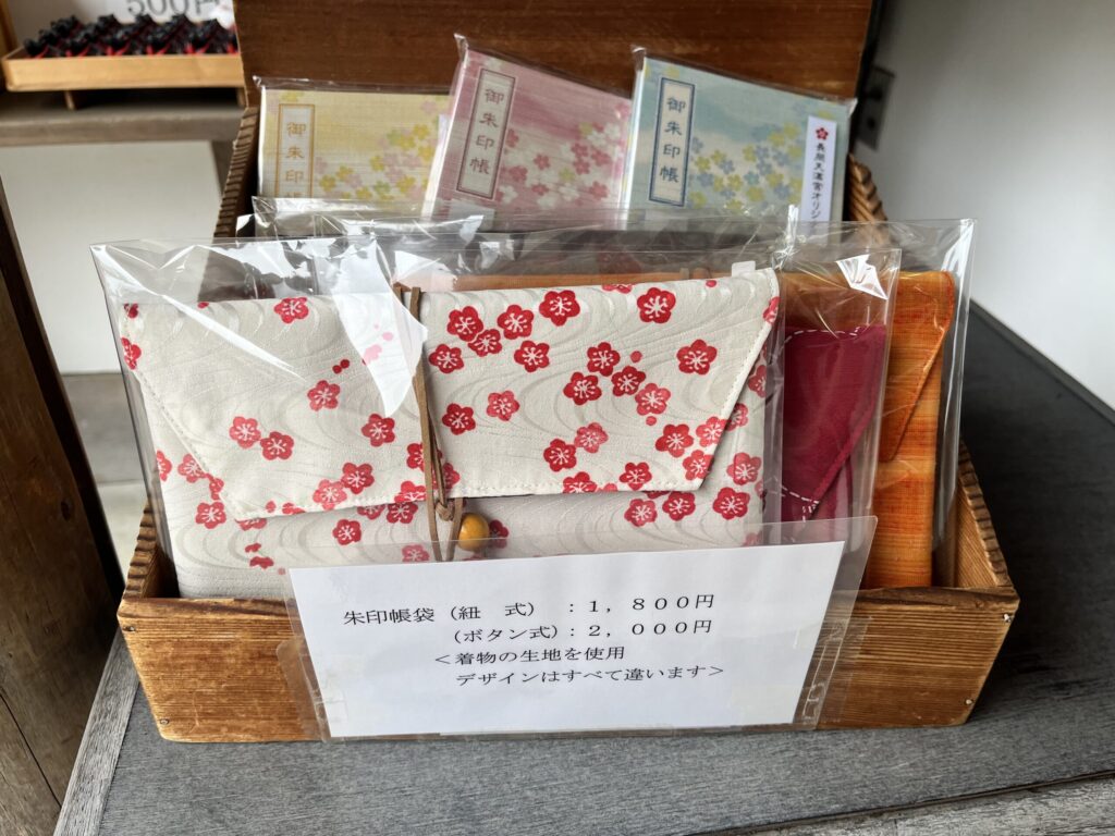 長岡天満宮の社務所で販売している御朱印帳袋