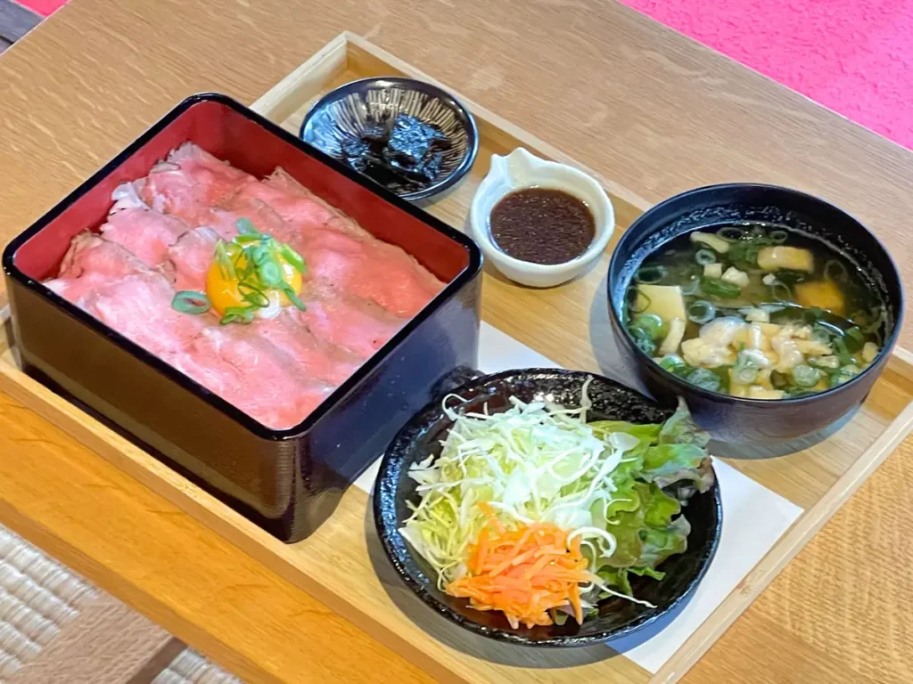 なかの邸　ローストビーフ丼