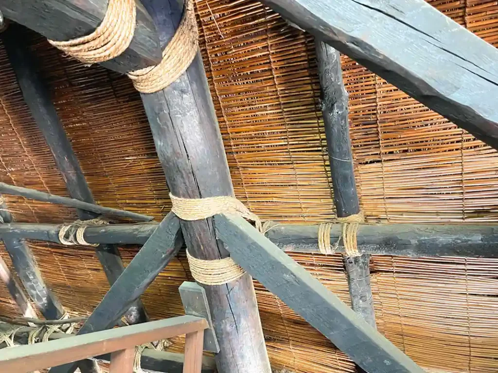 日本民家集落博物館　柱の荒縄