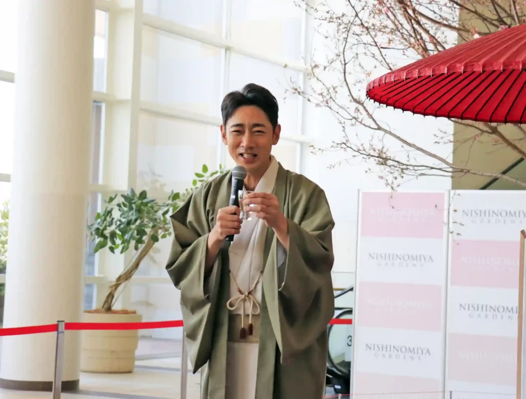 阪急西宮ガーデンズで日本酒を飲む小泉孝太郎さん