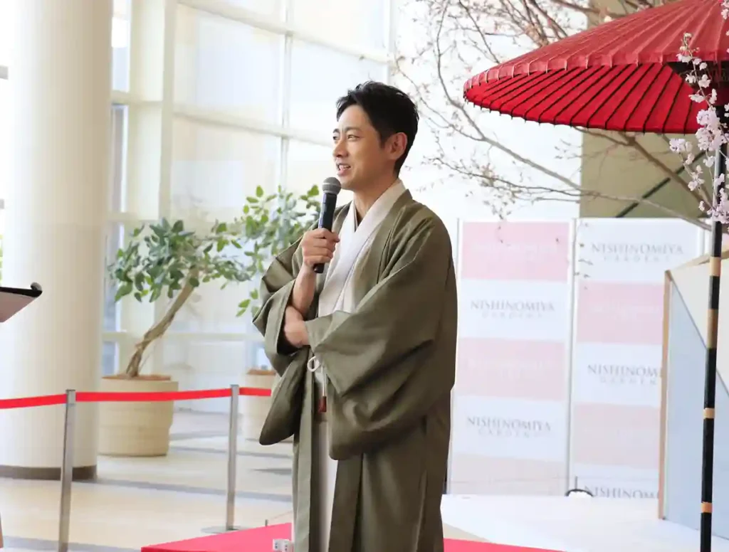 阪急西宮ガーデンズのイベントでトーク中の小泉孝太郎さん