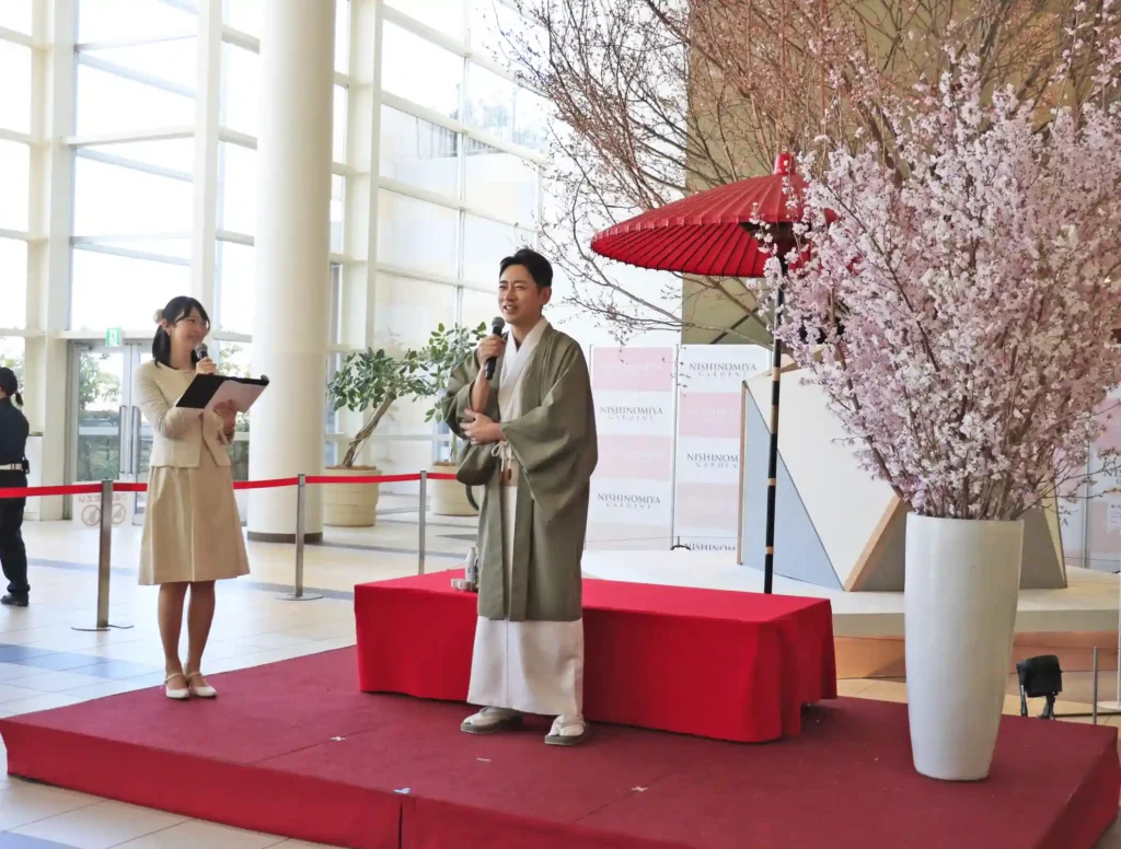 阪急西宮ガーデンズのイベントでトーク中の小泉孝太郎さん
