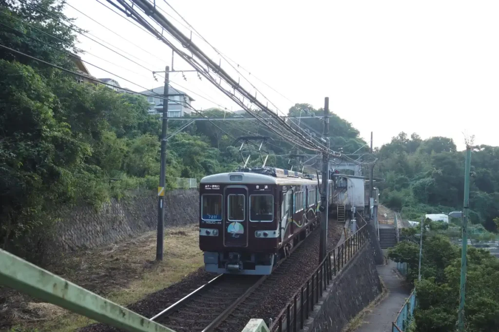 笹部駅を出発する能勢電車