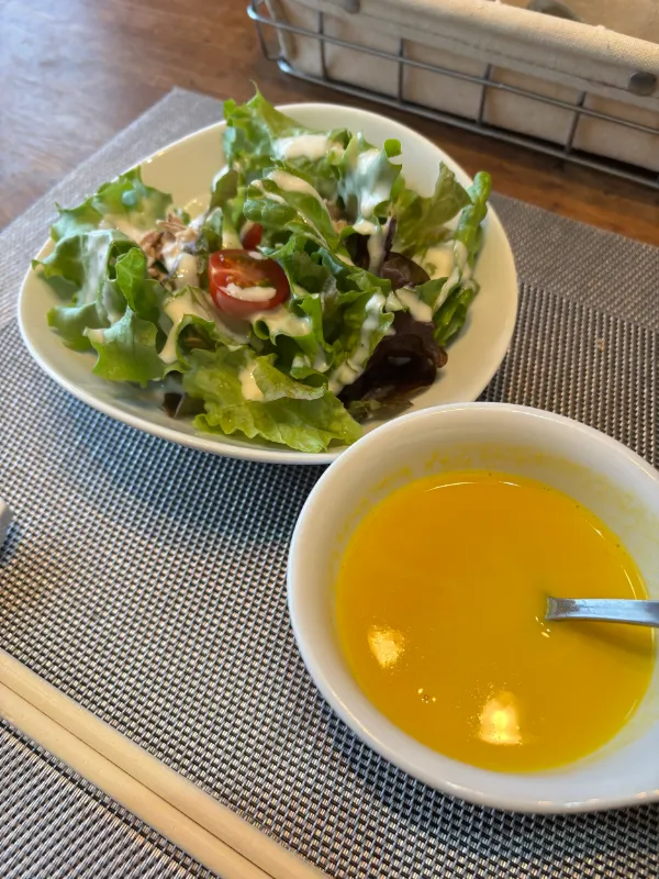 寛ぎダイニングかんばやしのサラダとパン