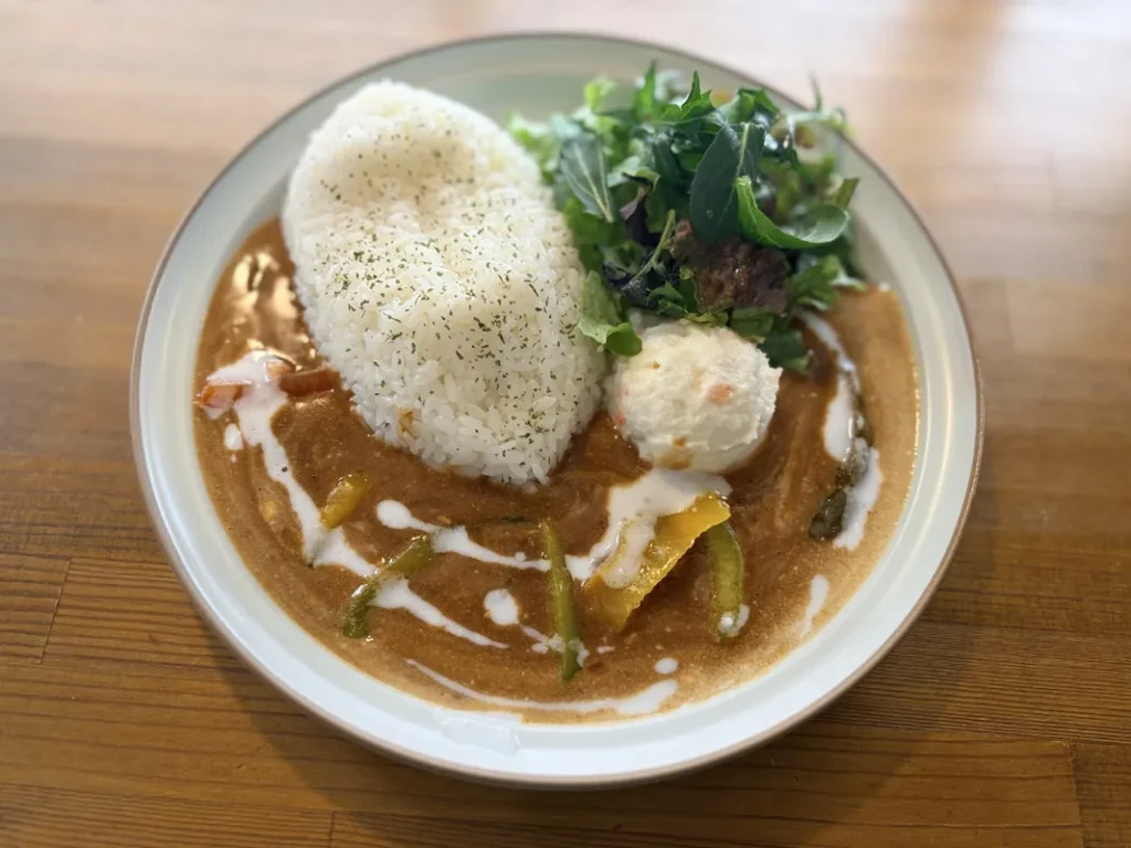 「パイナワーフ」のカレー