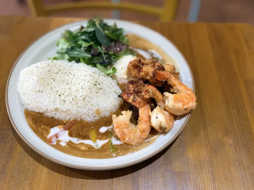 「パイナワーフ」のカレー