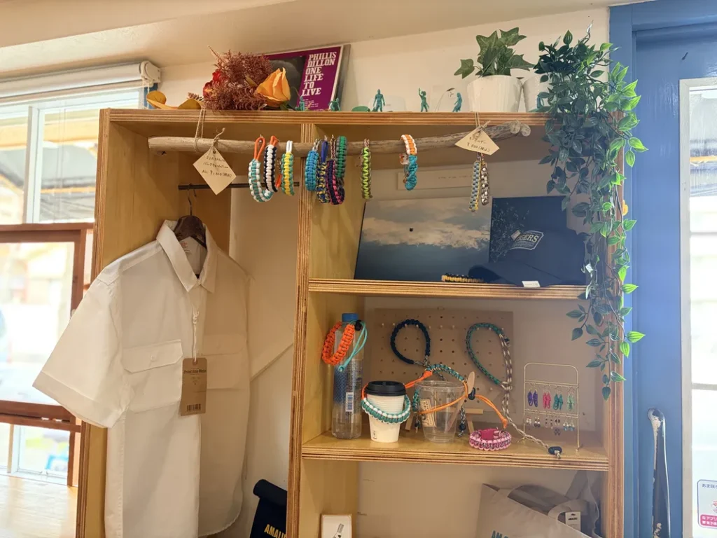 「パイナワーフ」の物販棚