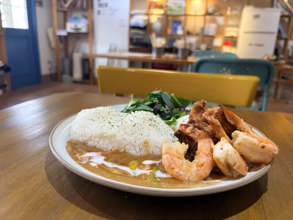 「パイナワーフ」のカレー