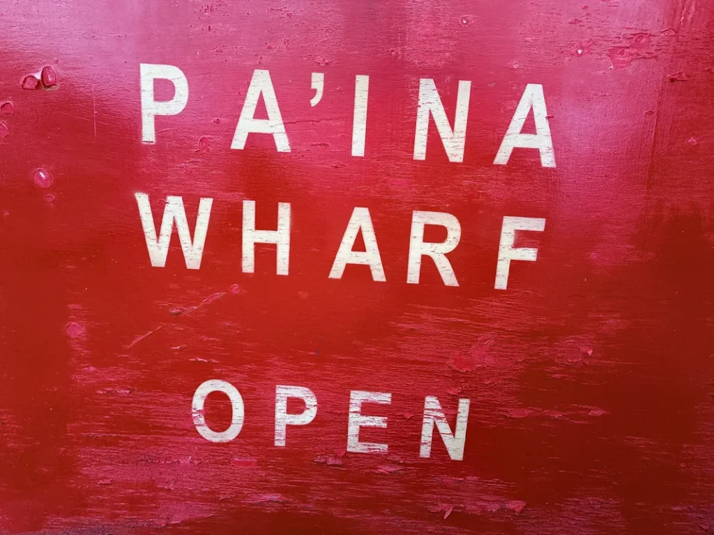 「パイナワーフ」の看板