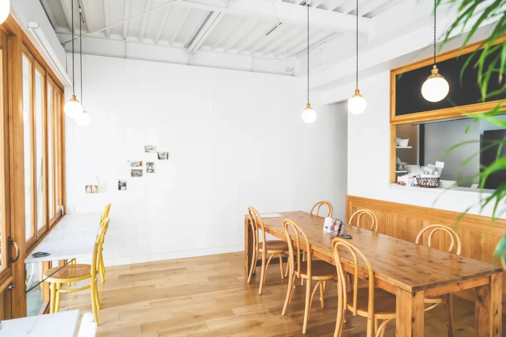 PauHana 店内大きいテーブル