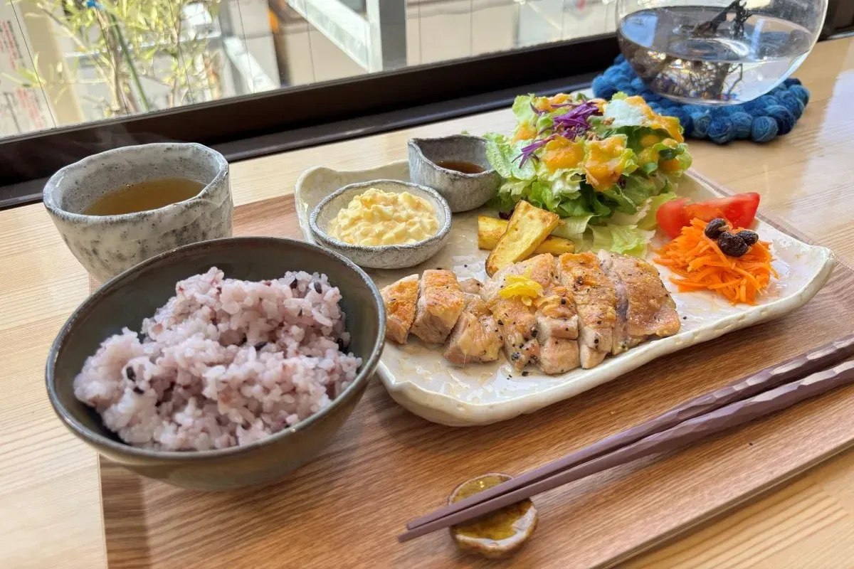 陶芸体験＆紅茶のカフェ｜箕面の山並みを眺めながらランチができる癒やしの空間