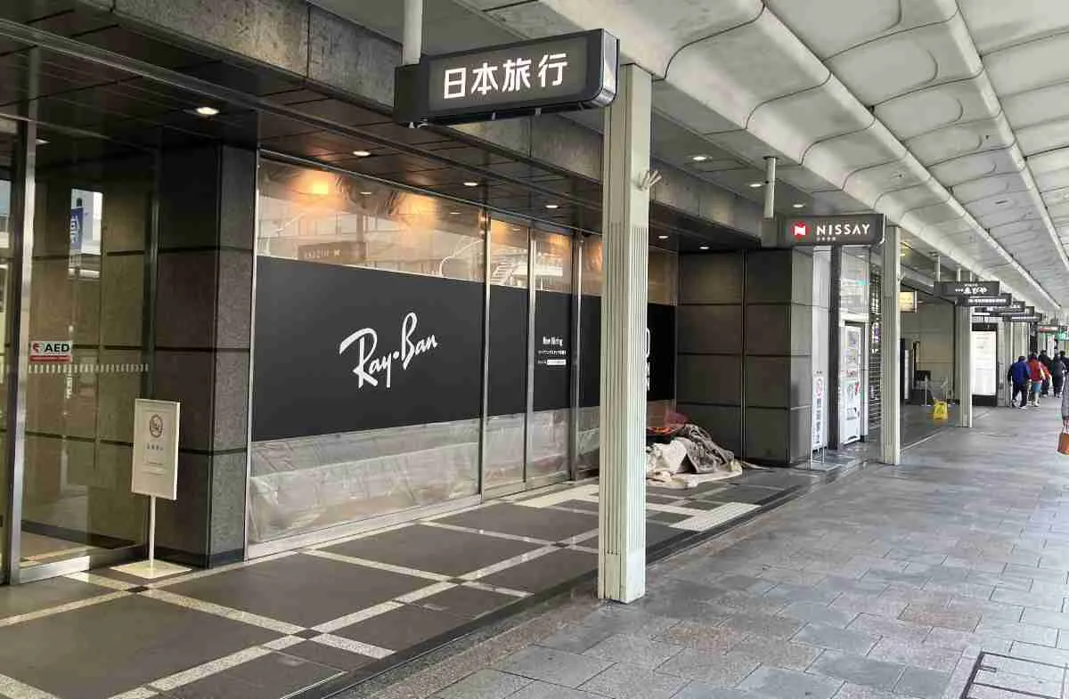 四条柳馬場に「Ray-Ban(レイバン)」のロゴが登場!新店オープンの予感に期待が高まる