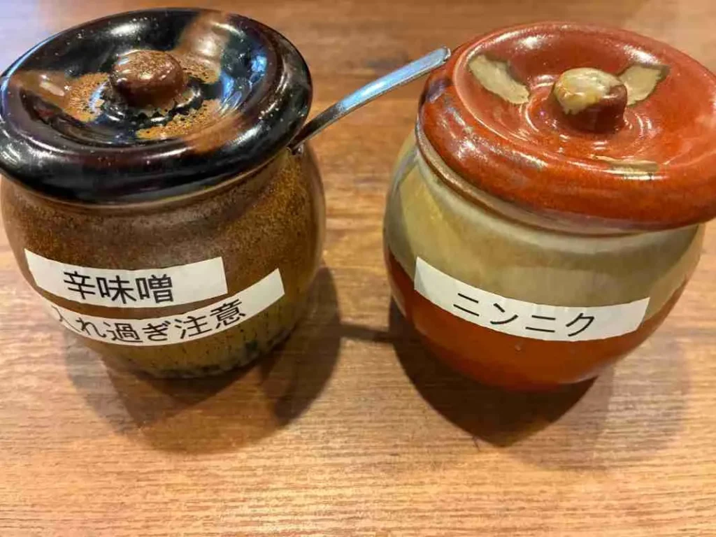 ロマン高槻店 味変に味噌とニンニク