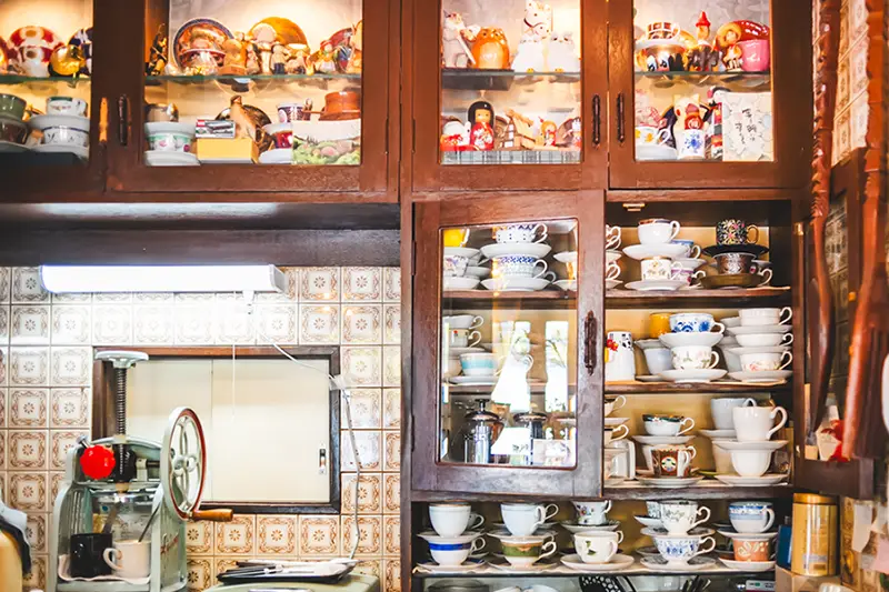 珈琲ルフラン　食器棚