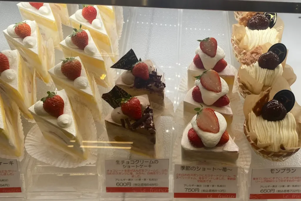 ショーケースに並ぶケーキ