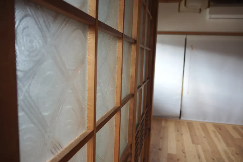 sasabase　2階洋間のガラス戸