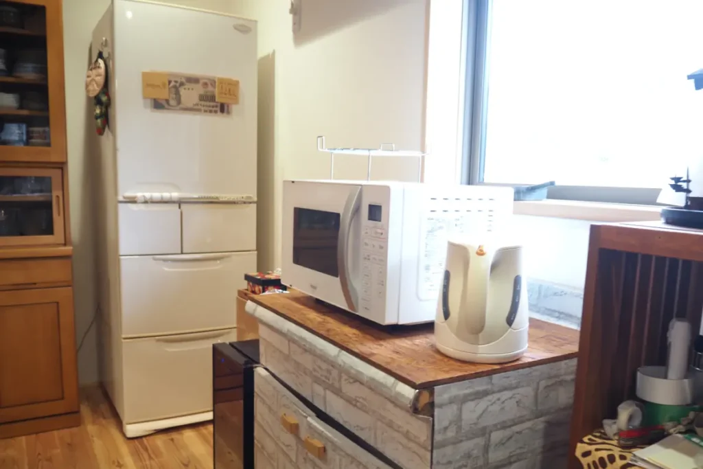 sasabaseの台所にある冷蔵庫・電子レンジ・ポット・日本酒セラーがある