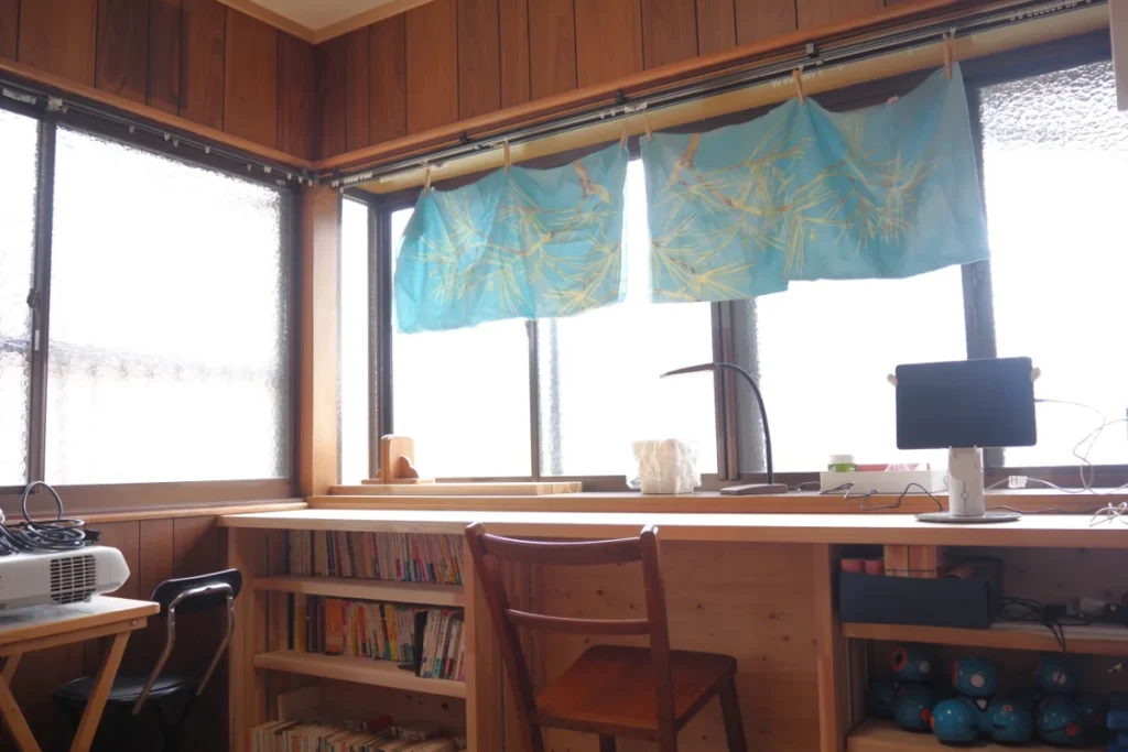 sasabaseの図書室。映像と音声でコミュニケーションができる、いま世界中で注目されている遠隔コミュニケーションロボット「kubi」を完備。分身ロボットを使った遠隔参加など、新しい学びの実験も行われています。