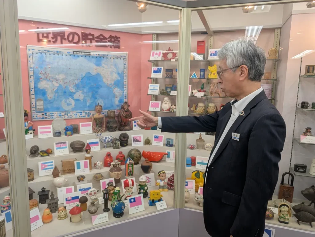 世界の貯金箱博物館　館長２
