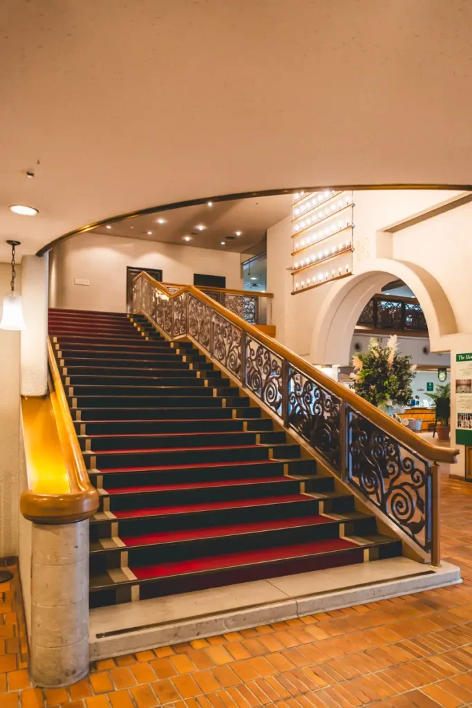 千里阪急ホテル　階段