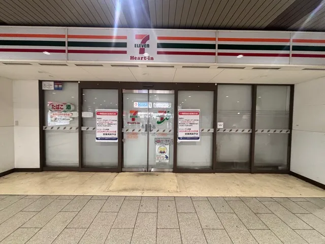 セブン-イレブン ハートインJR住吉駅改札内店の外観の写真