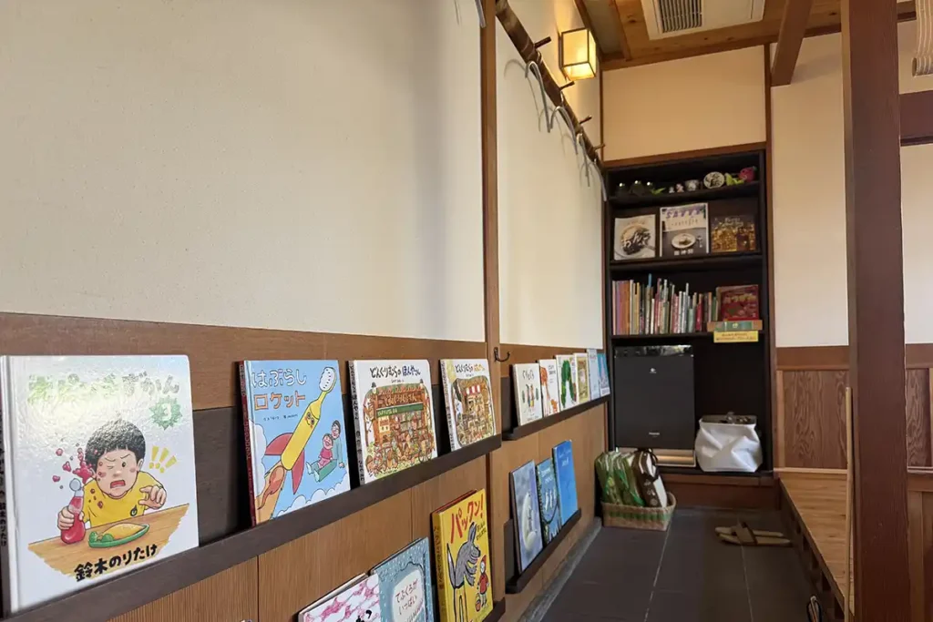 志なカフェ内観