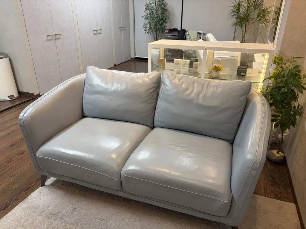 「SHIRO」のソファー