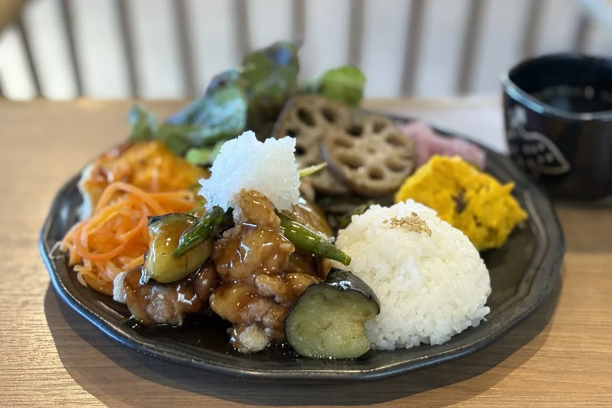 東淀川区豊新「goods&cafe shizuku」の彩り豊かなワンプレートランチ